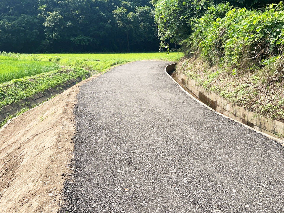 アスファルト再生材を用いて敷き均しされた農道