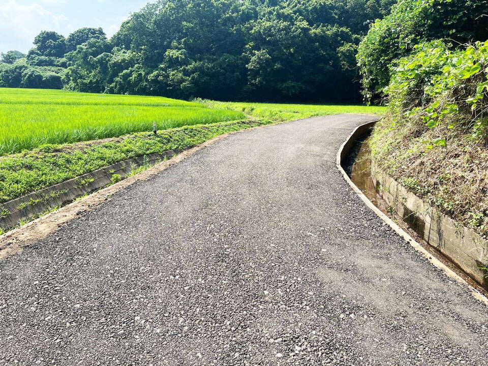 アスファルト再生材を用いて敷き均しされた農道
